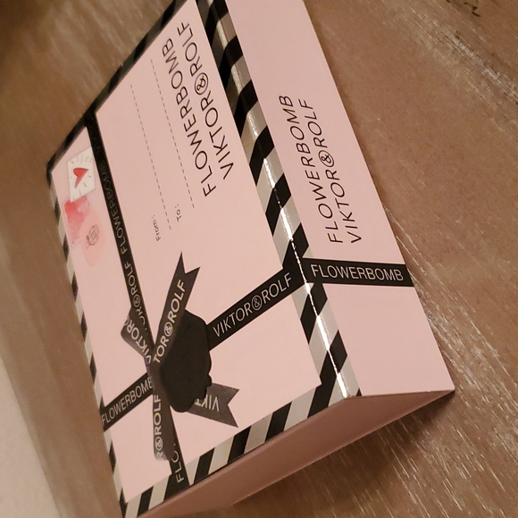 New in box never used VIKTOR & ROLF FLOWERBOMB bundle travel bottle & 3x Lotion - Picture 2 of 2